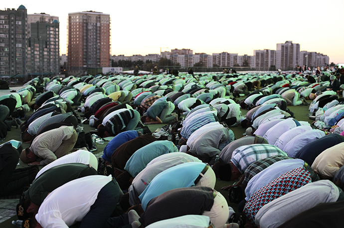 Os crentes durante o iftar republicano, dedicado ao mês do Ramadã, em Kazan (RIA Novosti / Roman Antonov)