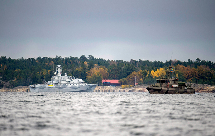 O caça-minas sueco HMS Kullen e um barco da guarda são vistos na busca por suspeita de "atividade subaquática estrangeira" no Namdo Bay, Estocolmo 21 de outubro de 2014 (Reuters / Fredrik Sandberg)