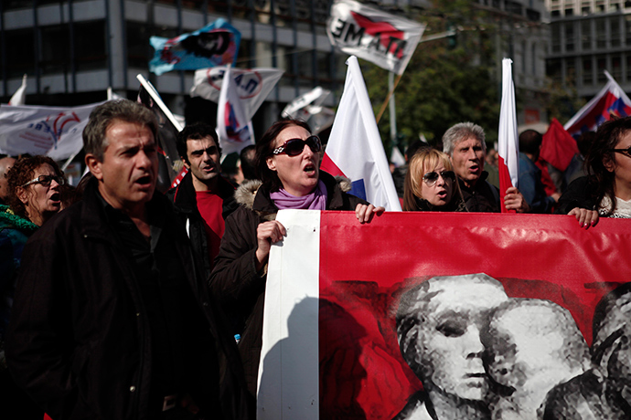 Manifestantes dos slogans PAME sindical mensagem comunistas filiados durante um comício anti-austeridade em Atenas 01 de novembro de 2014 (Reuters / Alkis Konstantinidis)