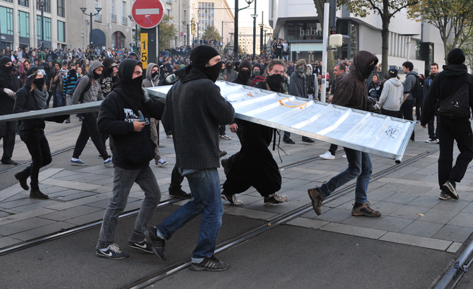 Protesters carry a gate on November 1, 2014 in Nantes, western France (AFP Photo / Georges Gobet)