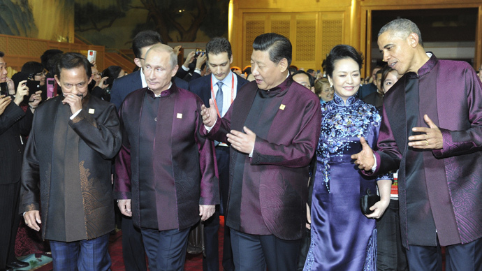 Brunei's Sultan Hassanal Bolkiah (L-R), Russia's President Vladimir Putin, Chinese President Xi Jinping, his wife Peng Liyuan and U.S. President Barack Obama arrive for a dinner hosted by the Chinese President at the Asia Pacific Economic Cooperation (APEC) summit in Beijing, November 10, 2014. (Reuters / Mikhail Klimentyev / RIA Novosti / Kremlin)