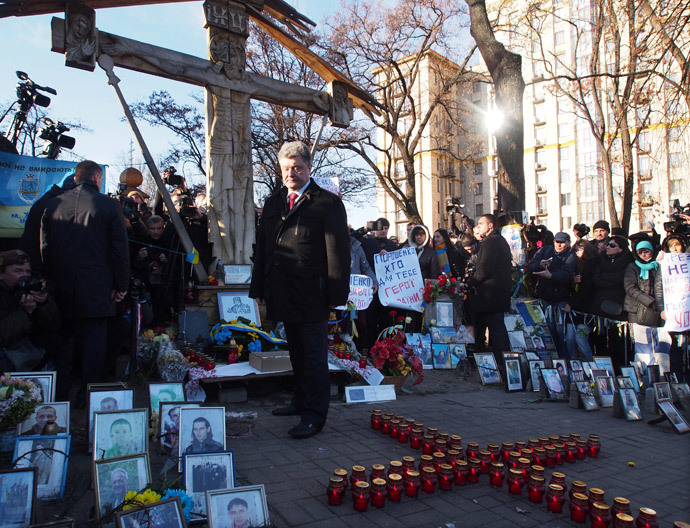 Presidente Petro Poroshenko (centro) durante a cerimônia de colocar flores para os Celestes Cem Heróis Cruz no aniversário do início dos protestos Maidan. (RIA Novosti)