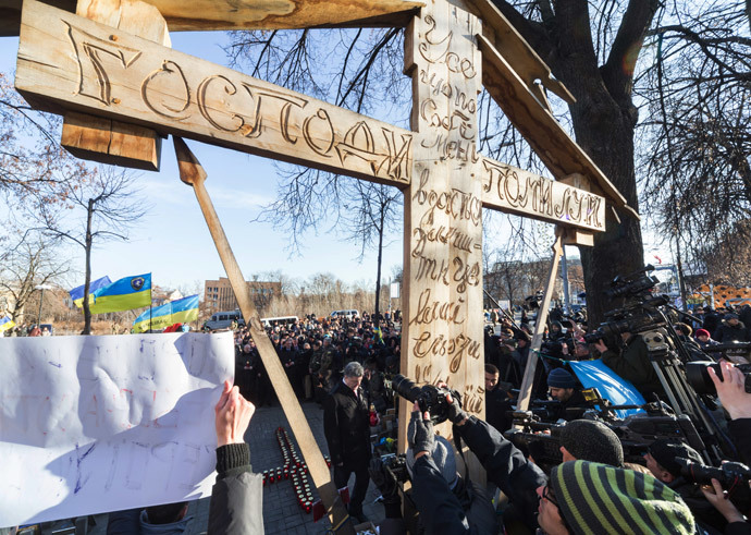 Presidente Petro Poroshenko (centro) durante a cerimônia de colocar flores para os Celestes Cem Heróis Cruz no aniversário do início dos protestos Maidan. (RIA Novosti / Mikhail Markiv)