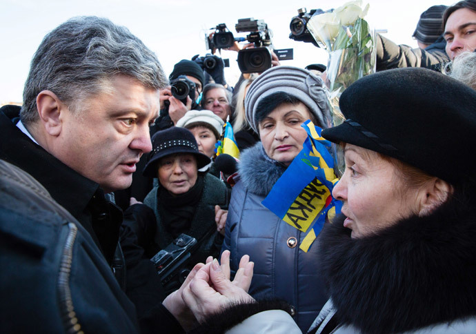 O presidente ucraniano Petro Poroshenko fala com os moradores de Kiev, após a cerimônia de colocar flores para os Celestes Cem Heróis da Cruz sobre o aniversário do início dos protestos Maidan. (RIA Novosti / Michail Polinchak)