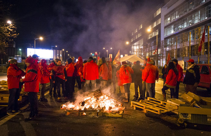 Workers of several Belgian unions block a road in Delta, one of the main entrances to Brussels, during a strike to protest against austerity measures taken by the federal government on December 8, 2014. (AFP/Belga)
