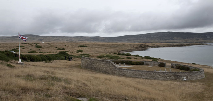 Vista do cemitério militar britânico em San Carlos Vila nas Ilhas Malvinas.  (AFP Photo / Martin Bernetti)