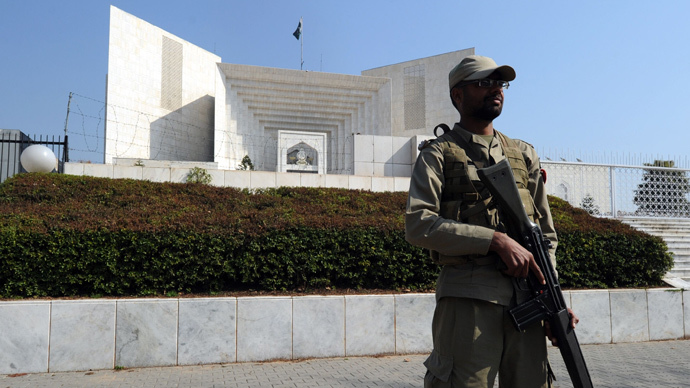 A Pakistani paramilitary soldier stands guard outside the Supreme Court building in Islamabad (AFP Photo / Aamir Qurehsi)