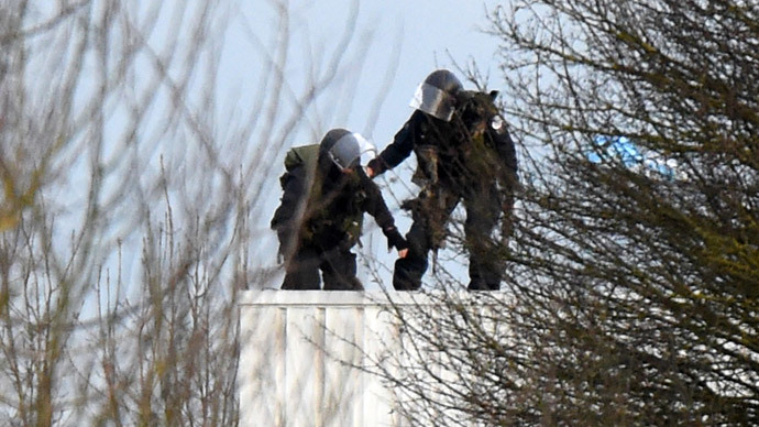 Police take up a position on a roof in Dammartin-en-Goele, north-east of Paris, where two brothers suspected of slaughtering 12 people in an Islamist attack on French satirical newspaper Charlie Hebdo held one person hostage as police cornered the gunmen, on January 9, 2015.(AFP Photo / Dominique Faget)