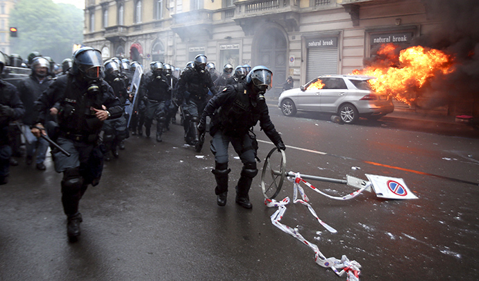 Italian anti-riot policemen run during a rally against Expo 2015 in Milan, Italy, May 1, 2015 (Reuters / Stefano Rellandini)