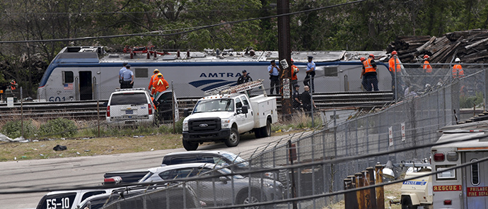 Amtrak and police officials stand near a derailed Amtrak train in Philadelphia, Pennsylvania May 13, 2015. (Reuters/Mike Segar)