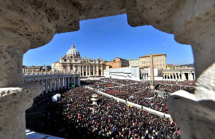 Pope Benedict XVI leads his last weekly audience on February 27, 2013 at St Petr's square at the Vatican. (AFP Photo / Tiziana Fabi)