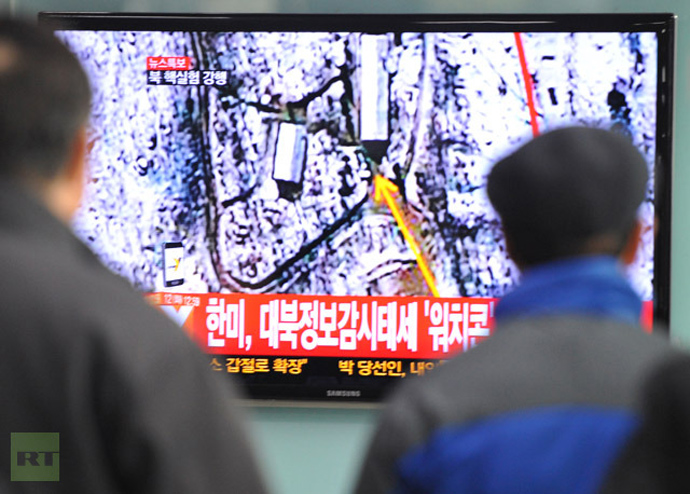 South Korean passengers watch TV news reporting North Korea′s apparent nuclear test, at the Seoul train station on February 12, 2013. (AFP Photo/Kim Jae-Hwan)