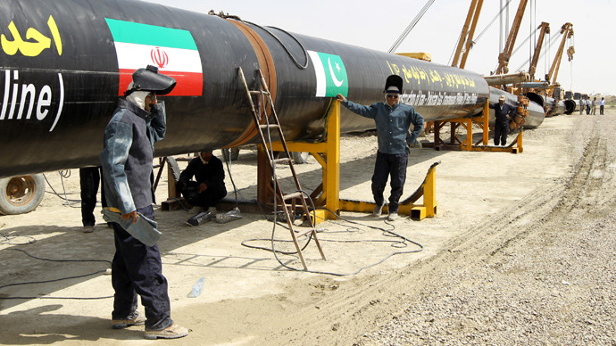 Iranians work on a section of a pipeline linking Iran and Pakistan after the project was launched during a ceremony in the Iranian border city of Chah Bahar on March 11, 2013 (AFP Photo / Atta Kenare) 