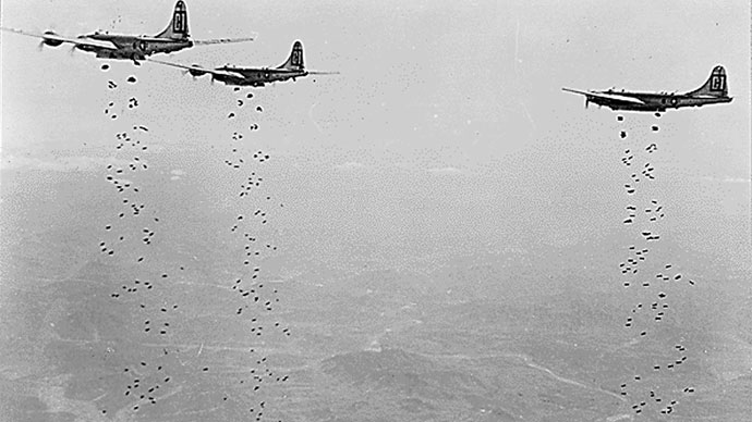 Esta foto muestra 01 1951 B-29 "Superfortress" bombarderos lanzando bombas sobre un objetivo estratégico militar en Corea del Norte. (AFP Photo)