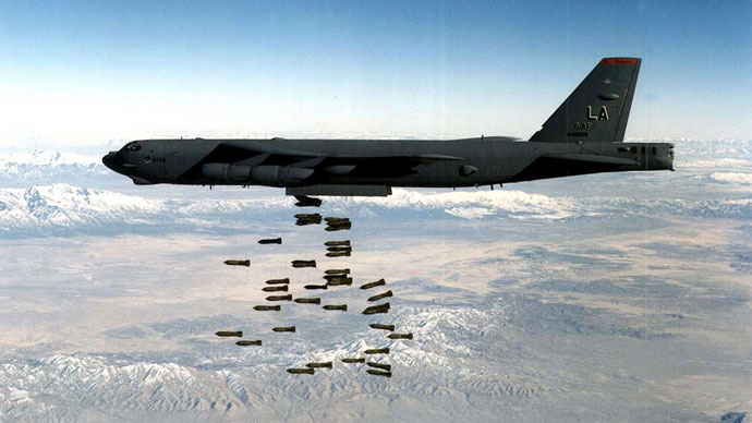 Bombardero B-52H caer una carga de bombas de 750 libras M117 en un lugar no revelado. (AFP Photo / USAF)