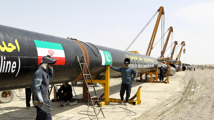Iranians work on a section of a pipeline linking Iran and Pakistan after the project was launched during a ceremony in the Iranian border city of Chah Bahar on March 11, 2013. (AFP Photo / Atta Kenare)