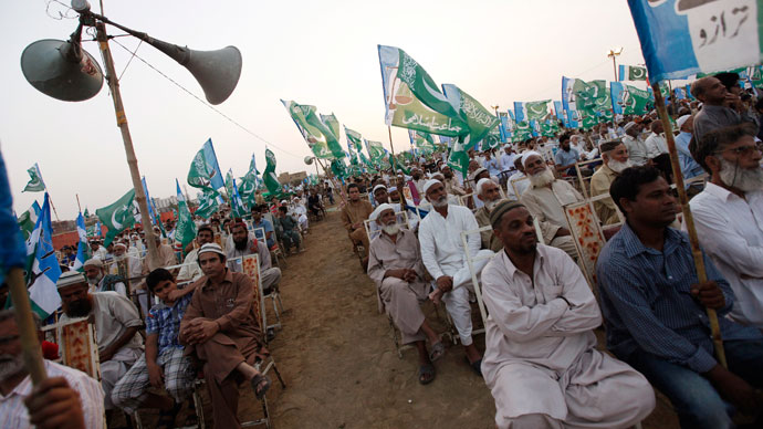 Supporters of the political and religious party Jamaat-e-Islami listen to the speeches of their leaders during an election campaign rally in Karachi May 5, 2013.(Reuters / Akhtar Soomro)