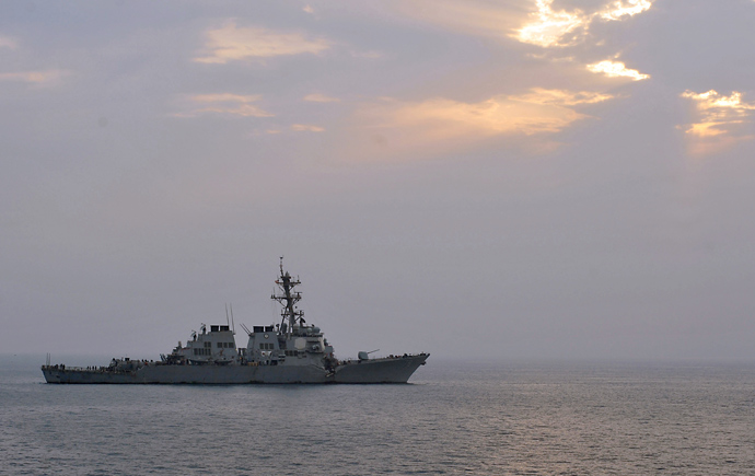 EUA de mísseis guiados destroyer USS Porter após uma colisão com o de propriedade japonesa grosso petroleiro M / V Otowasan no Estreito de Ormuz (Foto: AFP)