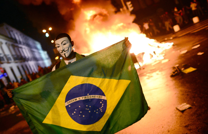 A demonstrator holds a Brazilian national flag during a protest turned violent, in downtown Rio de Janeiro on June 17, 2013 (AFP Photo / Christophe Simon) 