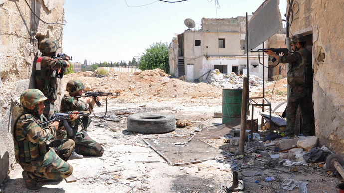 A handout picture released by the Syrian Arab News Agency (SANA) shows a unit of the Syrian armed forces taking position during a patrol near Al-Manashir roundabout in Jobar in the outskirts of Damascus on July 14, 2013 (AFP Photo / SANA)