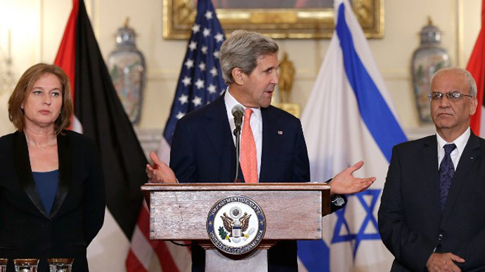 Secretario de Estado John Kerry (C) EE.UU. hace una declaración con el ministro de Justicia de Israel, Tzipi Livni (L) y el jefe negociador palestino, Saeb Erekat (R), durante una conferencia de prensa sobre las negociaciones del proceso de paz Oriente Medio en el Departamento de Estado el 30 de julio, 2013 en Washington, DC.  (AFP Photo / Win McNamee)