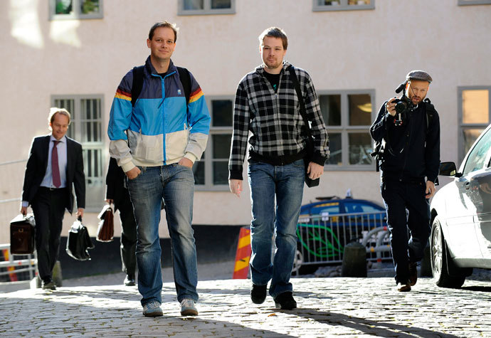 Fredrik Neij (C) and Peter Sunde (2nd L), the two co-founders of the file-sharing website, The Pirate Bay, arrive at the Swedish Appeal Court in Stockholm.(Reuters / Anders Wiklund)