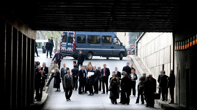 The jury from the Coroner's inquest into the deaths of Diana, Princess of Wales and Dodi Al Fayed enter the Pont de l'Alma tunnel in Paris 08 October 2007 where the Mercedes in which the couple were traveling crashed. (Cathal McNaughton/Pool)