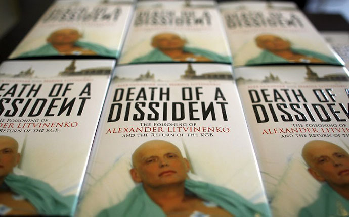 Copies of the book "Death of a Dissident" by Alex Goldfarb and Marina Litvinenko (AFP Photo / Leon Neal)