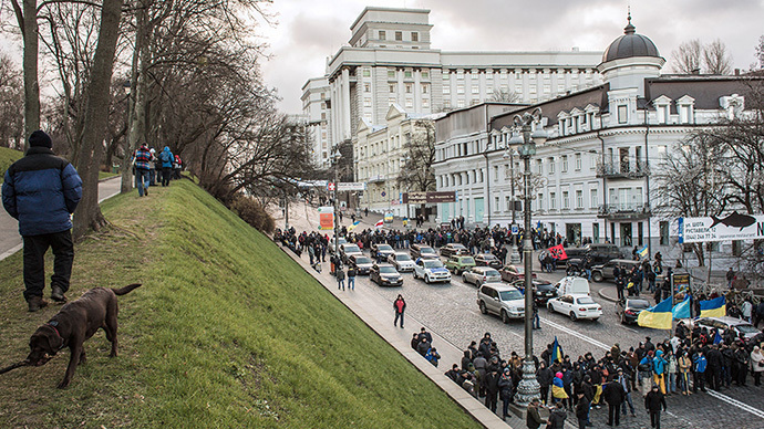 Protesters participating in pro-EU rallies stand near Ukraine's Cabinet building in Kiev on December 2, 2013 (RIA Novosti / Andrey Stenin)