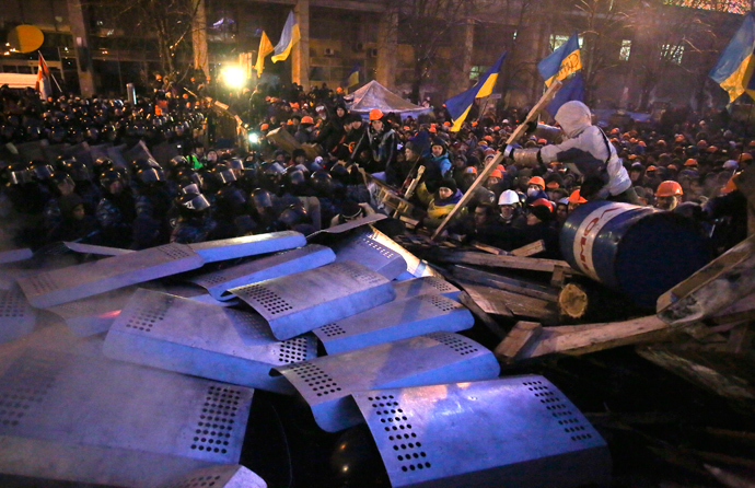 Pro-European integration protesters standing behind barricades confront a line of riot police approaching at Independence Square in Kiev December 11, 2013. (Reuters / Maxim Zmeyev)