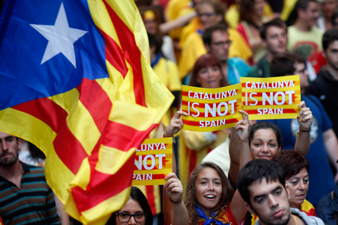 Separatist protesters hold up placards as they demonstrate during "Diada de Catalunya" (Catalunya's National Day) in central Barcelona (Reuters / Albert Gea)