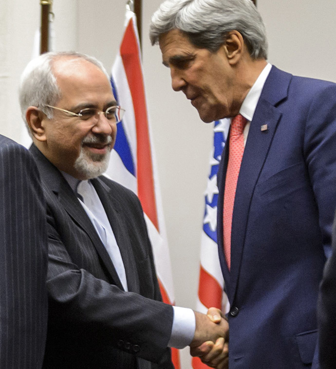 Iranian Foreign Minister Mohammad Javad Zarif (2nd L) shakes hands with US Secretary of State John Kerry (AFP Photo)