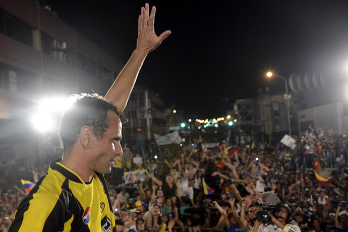 Venezuelan opposition presidential candidate Henrique Capriles Radonski waves to supporters during a campaign rally in San Cristobal, Tachira state, Venezuela on April 6, 2013. (AFP Photo / Leo Ramirez)