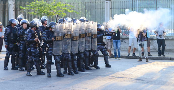 Riot police clash with protestors outside of Maracana stadium during the FIFA 2013 Confederation Cup football match between Mexico and Italy in Rio de Janeiro, Brazil on June 16, 2013 (AFP Photo / Tasso Marcelo)