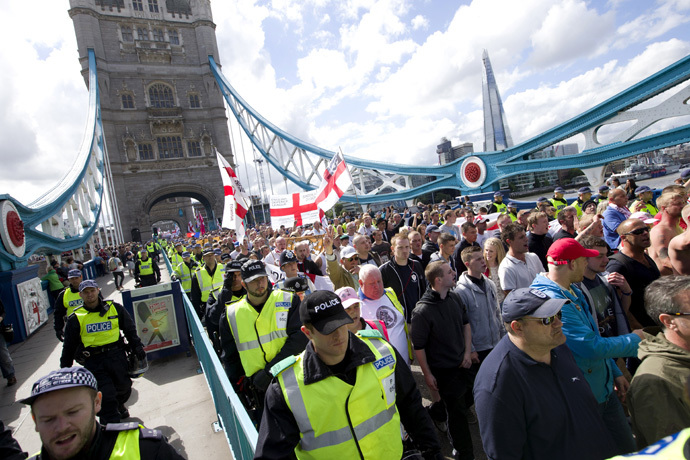  Members of the right-wing English Defence League (EDL) are escorted by police as they march across Tower Bridge in London on September 7, 2013. (AFP Photo/Justin Tallis)