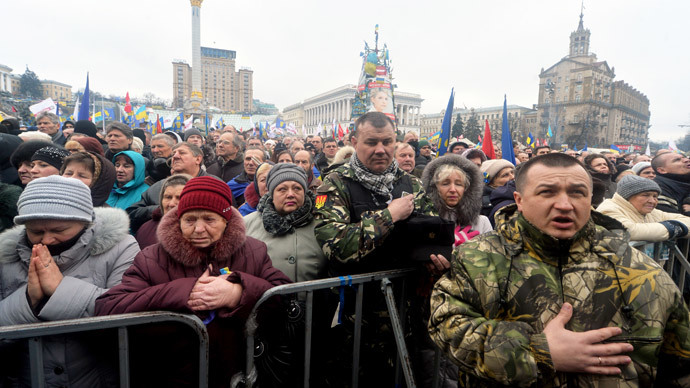 Protesters sing the Ukrainian national anthem during a mass opposition rally on Independence Square in Kiev on February 16, 2014 (AFP Photo / Sergey Supinsky)