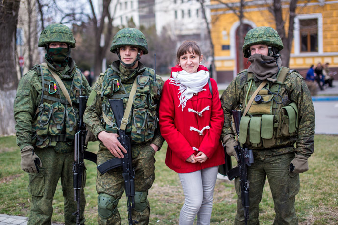 A resident of Simferopol poses for a photograph with soldiers. (RIA Novosti/Andrey Stenin)