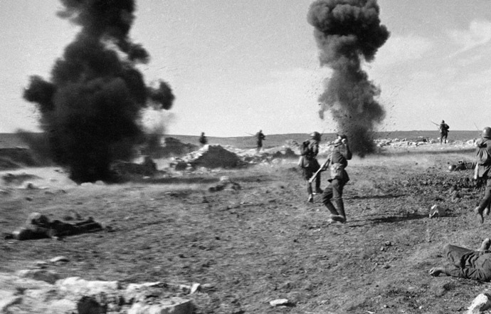 Iconic WWII photo, “The death of a soldier”, taken during the Kerch offensive. Crimea. 30.05.1942. Photo by Anatoly Garanin. (RIA Novosti)