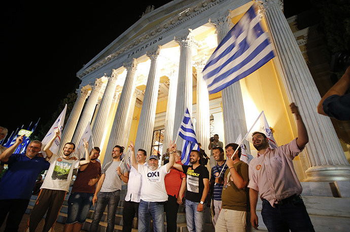 Anti-austerity 'No' voters celebrate in front of the Zappeion in Athens, Greece July 5, 2015. (Reuters / Jean-Paul Pelissier)