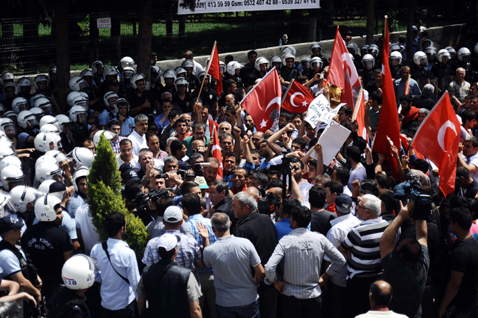 People of Reyhanli chant slogans as riot police block them on May 18, 2013, at Reyhanli in Hatay, during the funerals of the victims of a car bomb which went off on May 11 at Reyhanli in Hatay just a few kilometres from the main border crossing into Syria (AFP Photo / STR)
