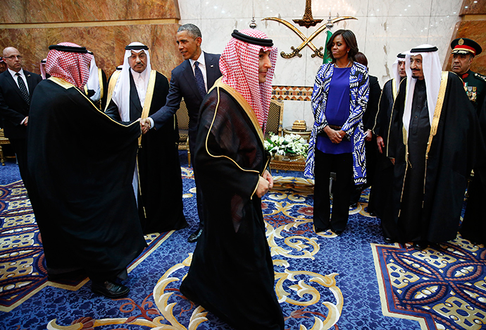 U.S. President Barack Obama receives members of the Saudi Royal family, government officials and guests as first lady Michelle Obama and Saudi Arabia’s King Salman (R) look on at Erga Palace in Riyadh, January 27, 2015 (Reuters / Jim Bourg)